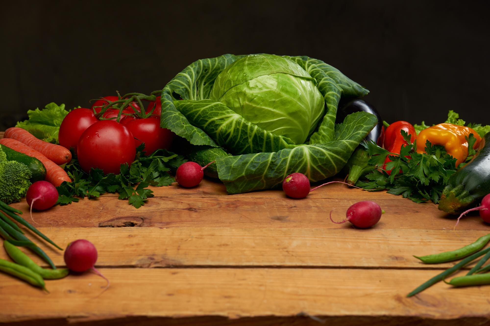 Mesa con vegetales frescos y alimentos variados