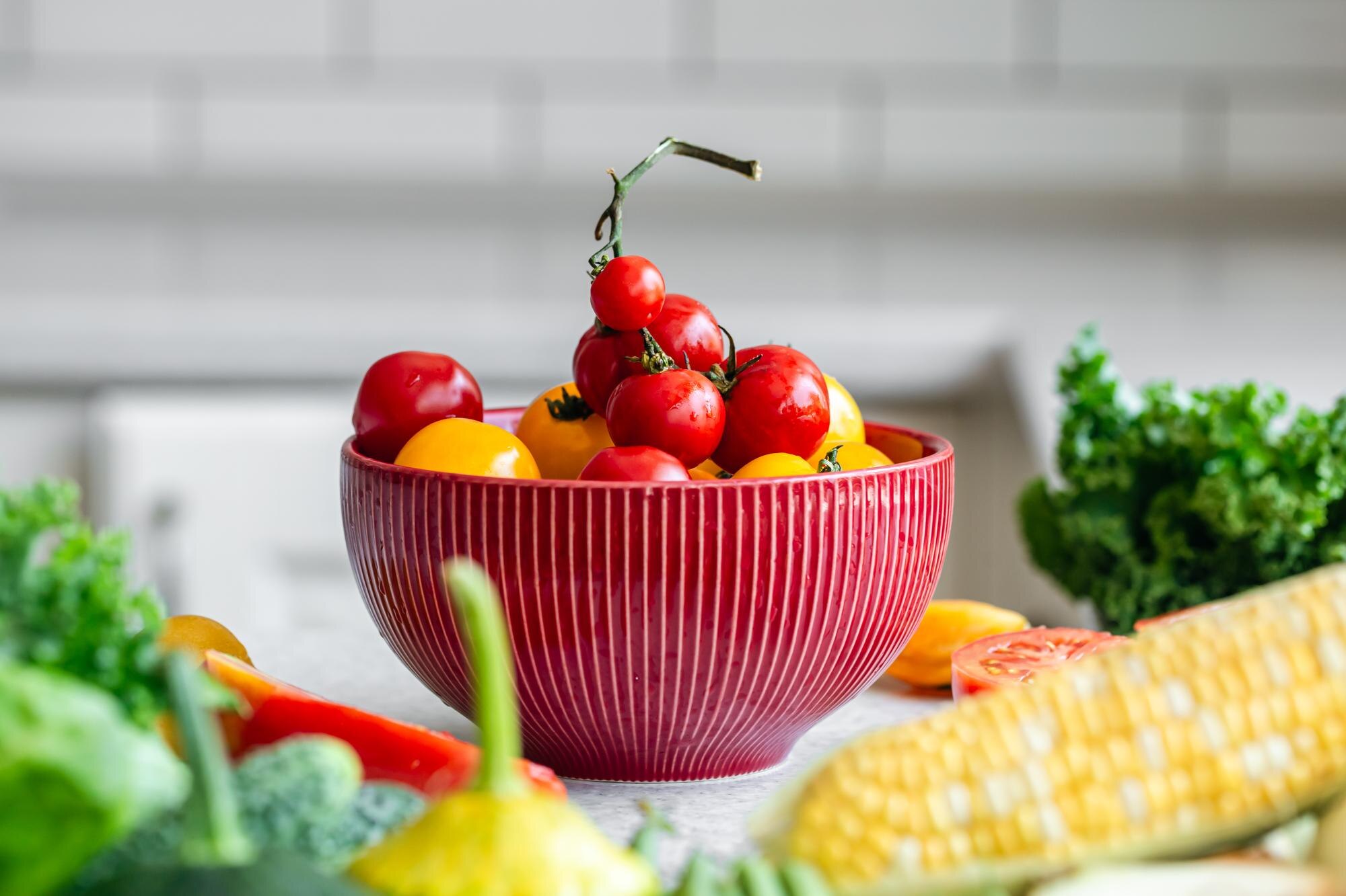 Tazón de alimentos frescos y coloridos